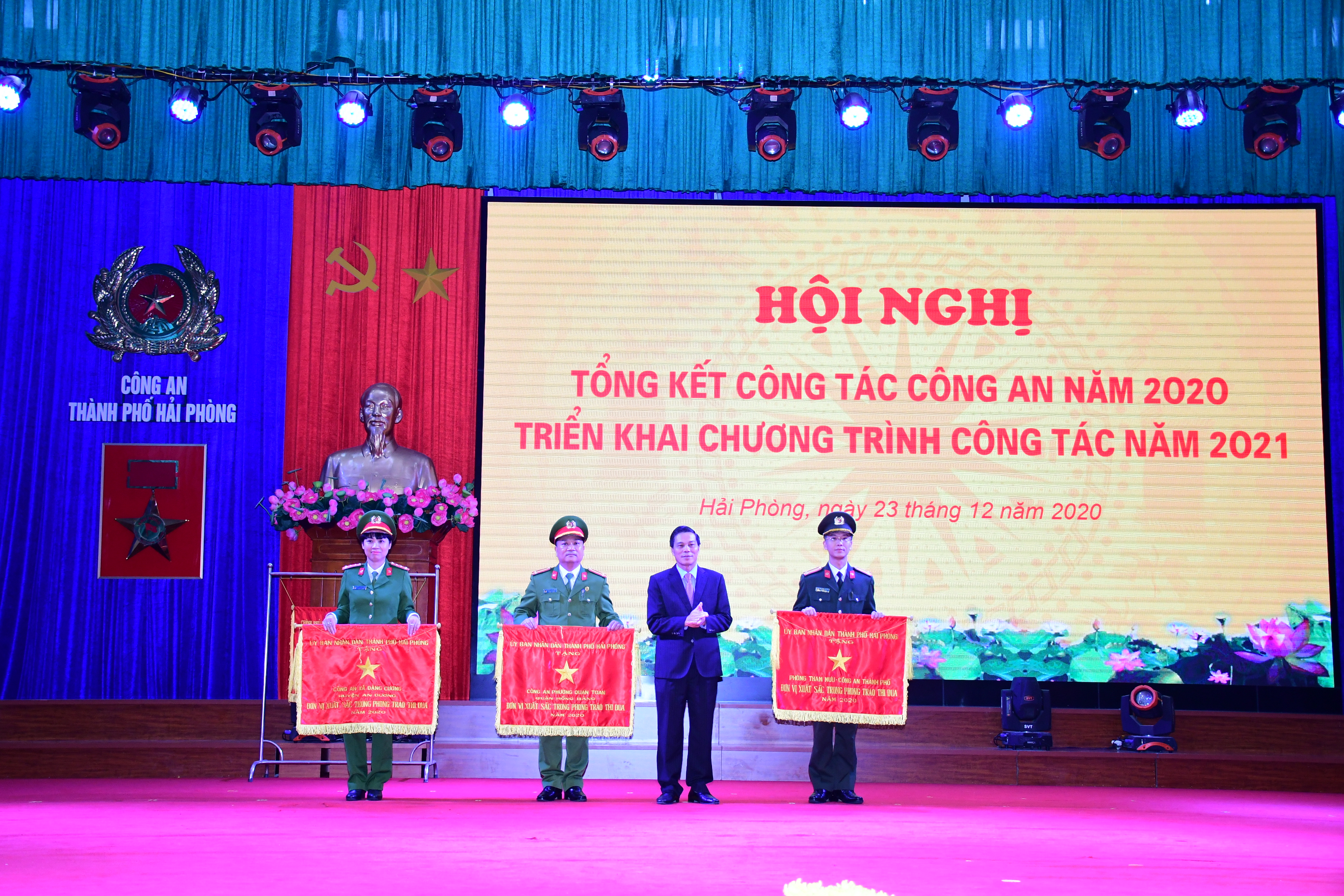 Chủ tịch UBND TP Nguyễn Văn Tùng trao Cờ thi đua của UBND TP